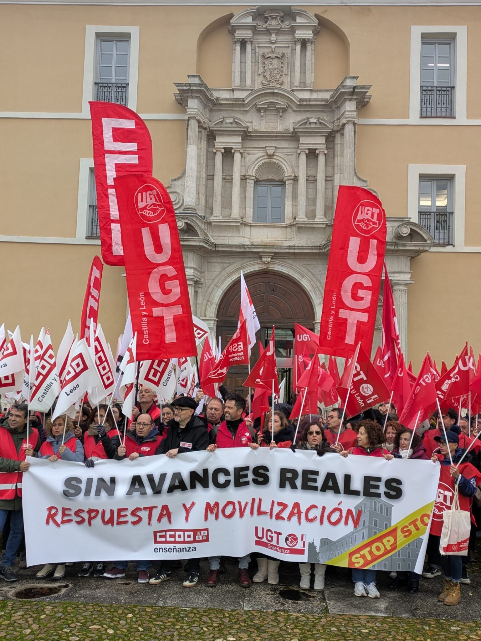 UGT se concentra ante la Consejería de Educación para exigir avances reales en el desarrollo del Acuerdo para mejorar las condiciones del profesorado