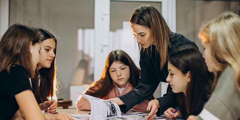 UGT Enseñanza alerta sobre la falta de relevo generacional en las aulas: «¿Quién va a querer ser docente con la actual precariedad y sobrecarga laboral?»